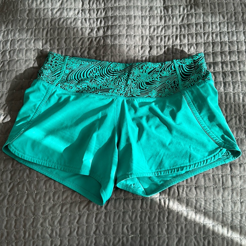 Lululemon Speed up Short
2.5 inch
Size 4
Turquoise